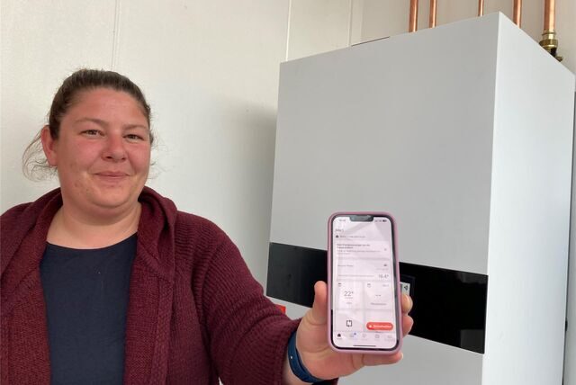 Mit dieser App können Kunden ihre Wärmepumpe einstellen und Daten ablesen. Sabrina Tschöke schaltet sich damit zu und analysiert Störungen, wenn Kunden ihr Einverständnis geben.