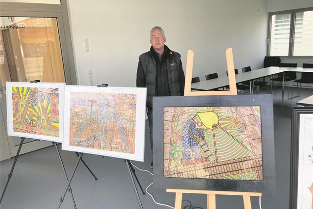 Frank Pfetzing mit drei seiner Bilder. Der Bergmann lässt oft seine Berufserfahrungen in seine Werke einfließen.