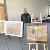 Frank Pfetzing mit drei seiner Bilder. Der Bergmann lässt oft seine Berufserfahrungen in seine Werke einfließen.