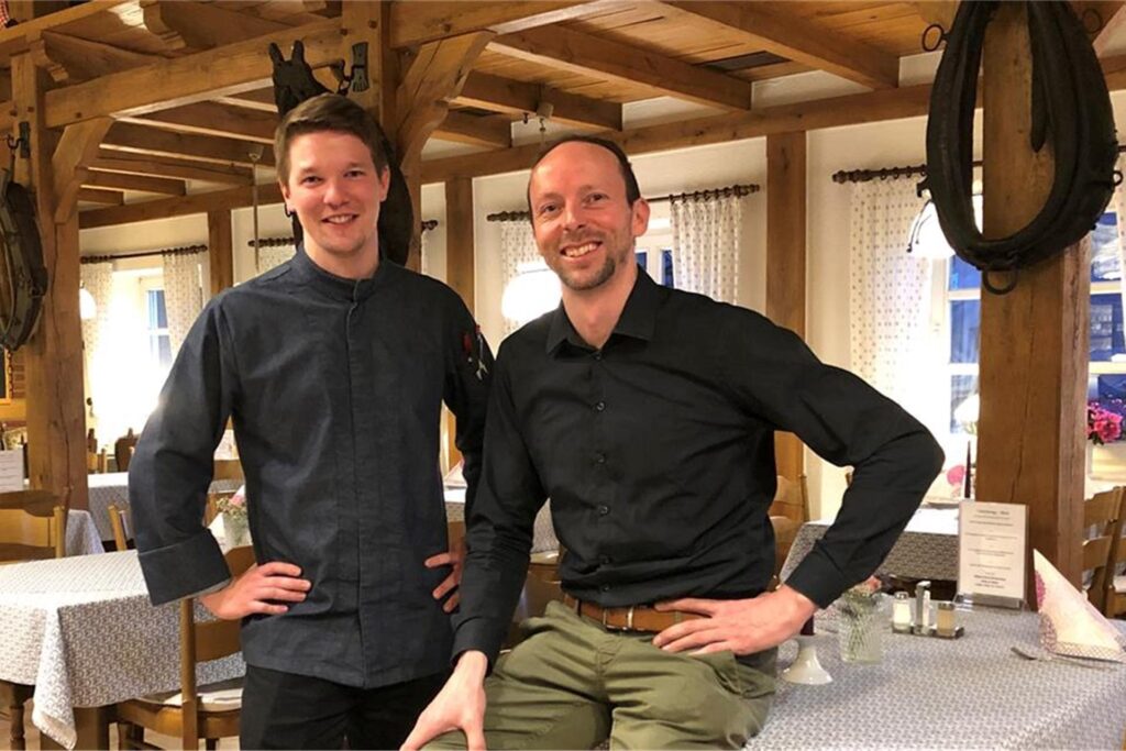 Stefan Föcker und Vincenz Owschanny stehen im Restaurant im Landhaus Föcker. Stefan Föcker und Vincenz Owschanny stehen im Restaurant im Landhaus Föcker.