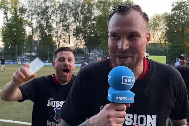 Einer der Höhepunkte aus dem Video: Kevin Großkreutz und der TuS Bövinghausen feiern den Oberliga-Aufstieg.