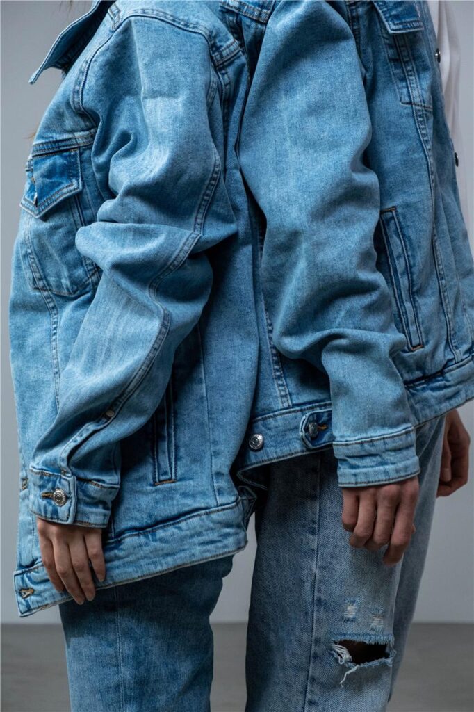 zwei menschen in jeansjacken