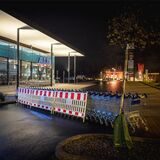 Einkaufswagen und Absperrungen stehen vor einer Zufahrt zu einem Aldi-Parkplatz in Castrop-Rauxel.