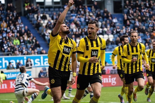 Antonios Papadopoulos jubelt mit Falko Michel.