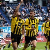 Antonios Papadopoulos jubelt mit Falko Michel.