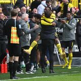 Edin Terzic jubelt gemeinsam mit Youssoufa Moukoko.