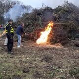 Rudi Vogel entzündet das Osterfeuer am Bikertreff.
