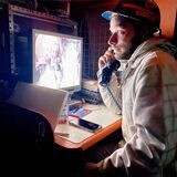 Sven Drinkmann beobachtet auf einem Bildschirm im Trainingsbergwerk Recklinghausen eine Gruppe im Escape-Room. Er hält den Kontakt über ein Grubentelefon.