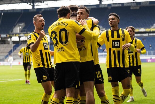 Die Spieler der BVB-U23 jubeln.