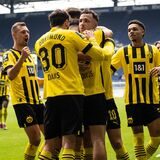 Die Spieler der BVB-U23 jubeln.