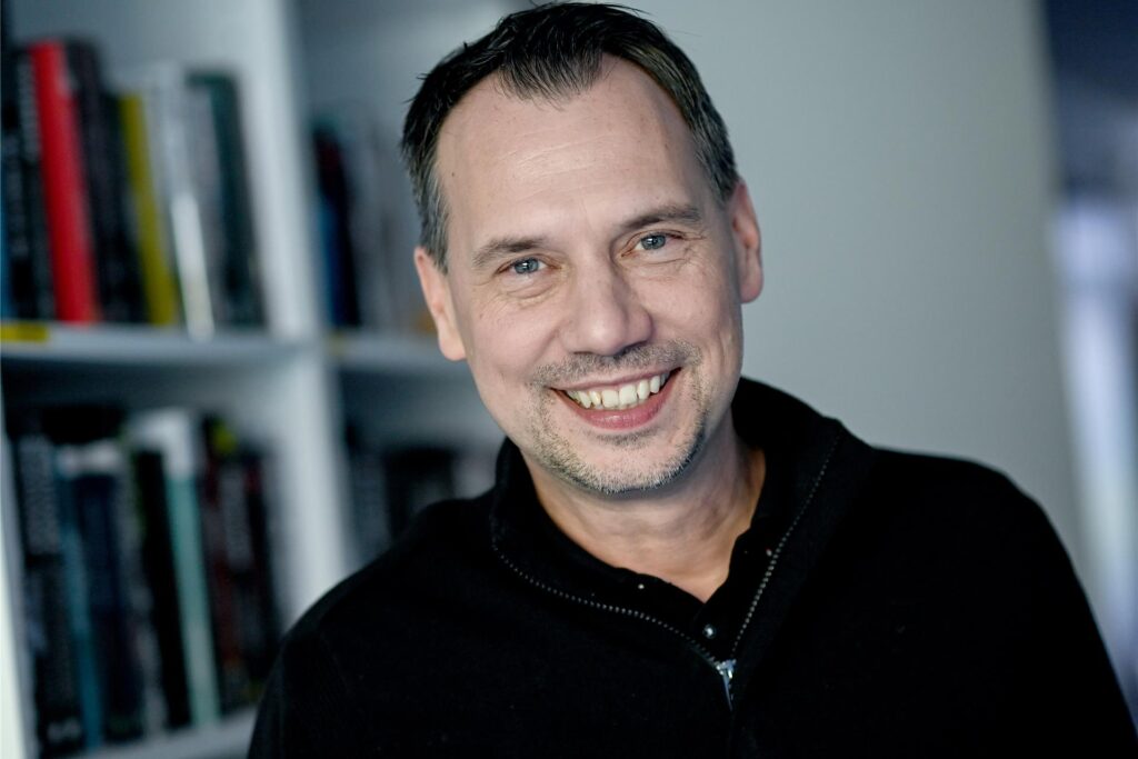 Der Autor Sebastian Fitzek steht in seinem Arbeitszimmer. Der Autor Sebastian Fitzek steht in seinem Arbeitszimmer.