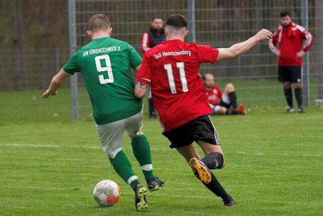 Der TuS Henrichenburg (rote Hemden), hier im Spiel gegen die SF Datteln, kam gegen den Abstiegskandidaten GW Erkenschwick nicht über ein 2:2 hinaus.
