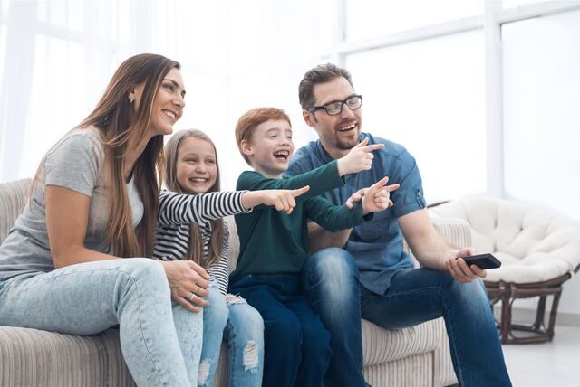 familie beim fernsehen auf der couch