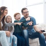 familie beim fernsehen auf der couch
