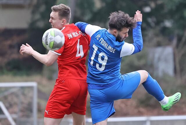 Mitte Februar gewann der FC Frohlinde (blaue Trikots) bei BW Huckarde mit 3:1 und wähnte sic h bereits in Sicherheit in der Bezirksliga-Staffel 10.