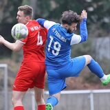 Mitte Februar gewann der FC Frohlinde (blaue Trikots) bei BW Huckarde mit 3:1 und wähnte sic h bereits in Sicherheit in der Bezirksliga-Staffel 10.