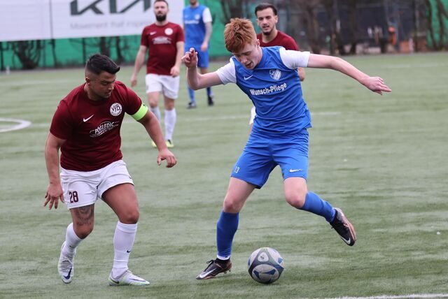 A-Junior Dave Hustermann (am Ball) belebte das Spiel des FC Frohlinde.