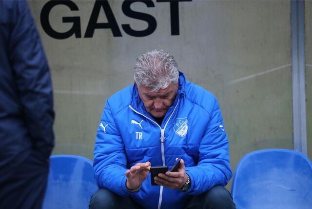 Auch Thomas Raff, Sportvorstand des FC Frohlinde, schaute in den vergangenen Wochen während der Spiele oftmals auf sein Mobiltelefon.
