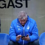 Auch Thomas Raff, Sportvorstand des FC Frohlinde, schaute in den vergangenen Wochen während der Spiele oftmals auf sein Mobiltelefon.