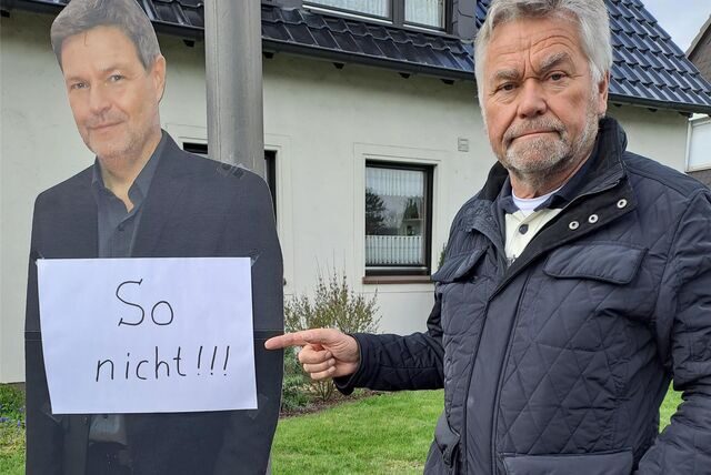 „So nicht!!!“ Burkhard Allebrodt, Vorsitzender der Siedlergemeinschaft Kamen-Heeren Südfeld,  mit einem lebensgroßen Aufsteller des Bundesministers für Wirtschaft und Klimaschutz, Robert Habeck.