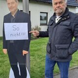 „So nicht!!!“ Burkhard Allebrodt, Vorsitzender der Siedlergemeinschaft Kamen-Heeren Südfeld,  mit einem lebensgroßen Aufsteller des Bundesministers für Wirtschaft und Klimaschutz, Robert Habeck.