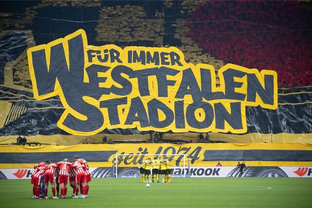Eine Fan-Choreographie von den Fans von Borussia Dortmund. Auf der Plane steht