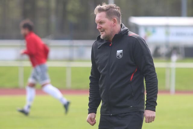 Mario Plechaty geht über das Spielfeld.