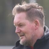 Mario Plechaty geht über das Spielfeld.