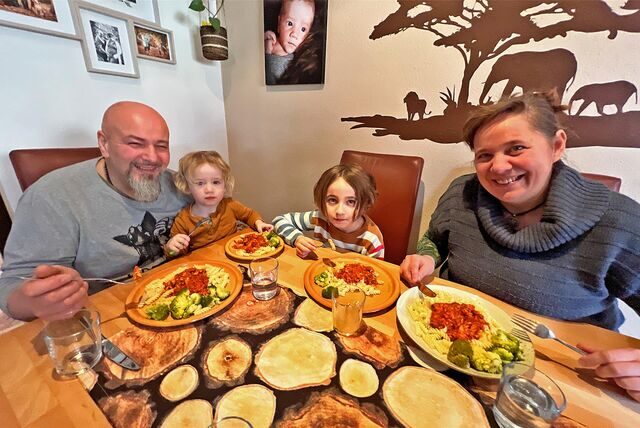Fleisch kommt bei Eduard, Finn (2), Jamie (6) und Sonja Berger nicht auf den Tisch. Dafür zum Beispiel leckere Nudeln mit Bolognese-Soße – auf Tofu-Basis.