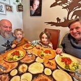 Fleisch kommt bei Eduard, Finn (2), Jamie (6) und Sonja Berger nicht auf den Tisch. Dafür zum Beispiel leckere Nudeln mit Bolognese-Soße – auf Tofu-Basis.