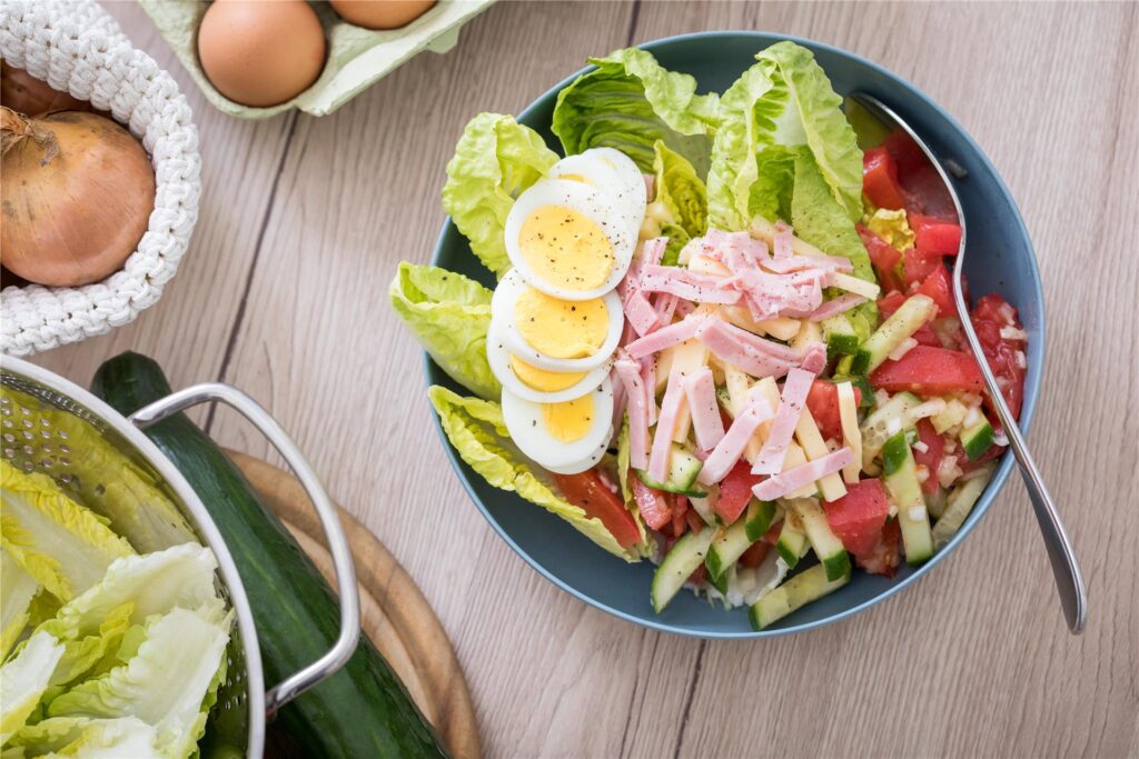 Ein Salat mit Schinken und Ei.