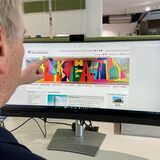Ein Mann zeigt auf die Startseite der Homepage von der Stadt Recklinghausen.