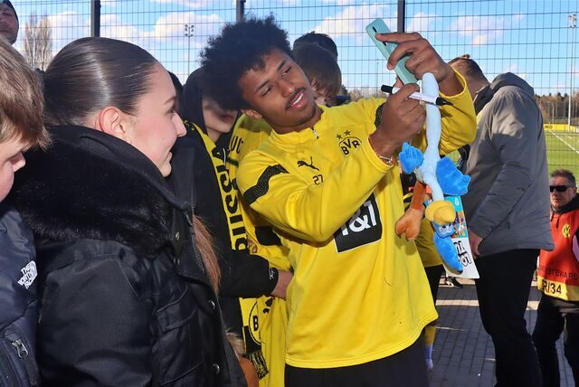 Karim Adeyemi macht ein Selfie mit einem Fan.