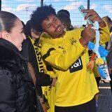 Karim Adeyemi macht ein Selfie mit einem Fan.