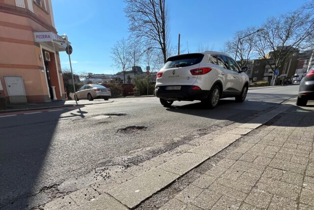 Auch die Wilhelmstraße in der Hertener Innenstadt ist an vielen Stellen – im wahrsten Wortsinne – ein gefährliches Pflaster für Verkehrsteilnehmer wie diesen Autofahrer.