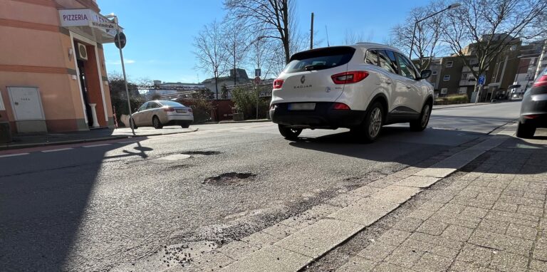 Auch die Wilhelmstraße in der Hertener Innenstadt ist an vielen Stellen – im wahrsten Wortsinne – ein gefährliches Pflaster für Verkehrsteilnehmer wie diesen Autofahrer.
