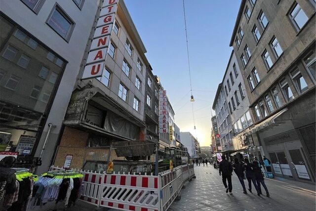 Nur schleppend geht es beim Umbau der ehemaligen Geschäftsräume von Spielwaren Lütgenau am Ostenhellweg in Dortmund voran. Die Eigentümerfamilie hat aber einen Zeitplan bis zur Fertigstellung im Kopf.