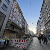 Nur schleppend geht es beim Umbau der ehemaligen Geschäftsräume von Spielwaren Lütgenau am Ostenhellweg in Dortmund voran. Die Eigentümerfamilie hat aber einen Zeitplan bis zur Fertigstellung im Kopf.