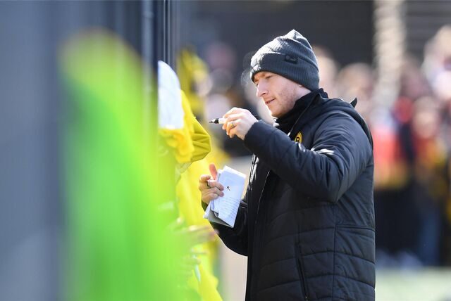 Marco Reus schreibt Autogramme.