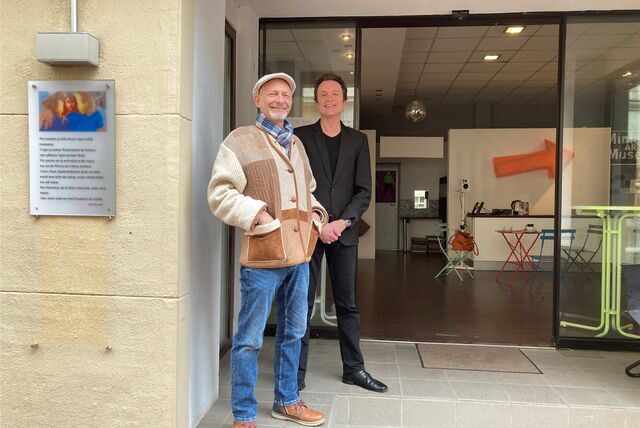 Ulle Bowski und Christian Kordas stehen im Eingang des Szenetreffs „Markenbude“ in Recklinghausen.