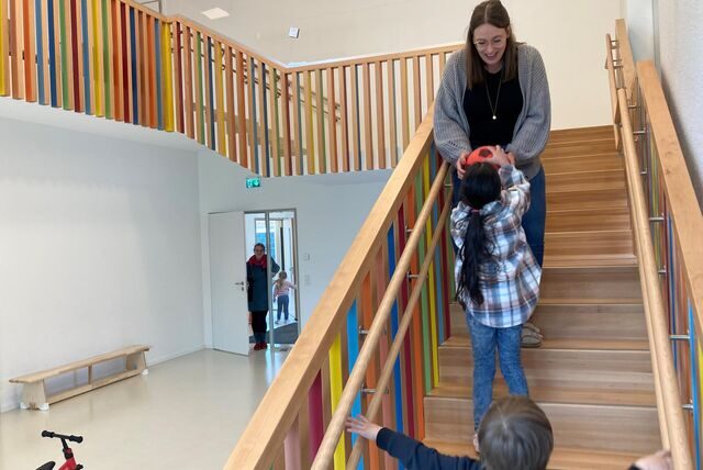 Leiterin Lisa Stengel spielt mit den Kindern in der neuen Turnhalle.
