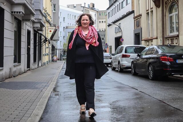 Geschäftsfrau Lena Dümer gefällt die Aussicht, im unteren Abschnitt der Straße Rosental auf Grünkübel, Tische und Stühle zu gucken statt auf parkende Autos.