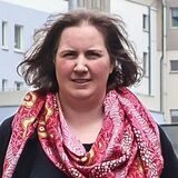 Geschäftsfrau Lena Dümer gefällt die Aussicht, im unteren Abschnitt der Straße Rosental auf Grünkübel, Tische und Stühle zu gucken statt auf parkende Autos.