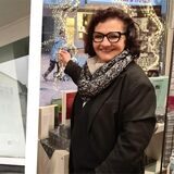 Martina Tielker in ihrer Buchhandlung „Leselust“ in einer Montage neben dem Schlatholt-Leerstand am Lambertusplatz.