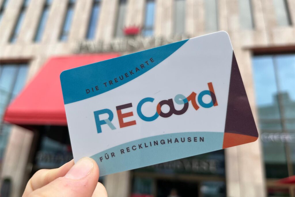 Eine Hand hält vor dem Palais Vest in Recklinghausen die RE-Card in die Höhe Eine Hand hält vor dem Palais Vest in Recklinghausen die RE-Card in die Höhe
