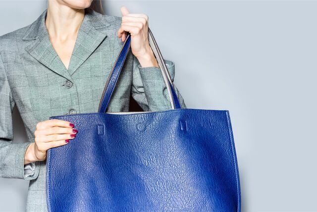 Mit einem Geständnis hat am Bochumer Landgericht ein Prozess gegen eine schon vielfach vorbestrafte Betrügerin (27) aus Witten begonnen. Die Frau hatte zum Schein edle Designertaschen angeboten, die sie gar nicht besaß. (Symbolbild)