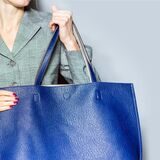 Mit einem Geständnis hat am Bochumer Landgericht ein Prozess gegen eine schon vielfach vorbestrafte Betrügerin (27) aus Witten begonnen. Die Frau hatte zum Schein edle Designertaschen angeboten, die sie gar nicht besaß. (Symbolbild)