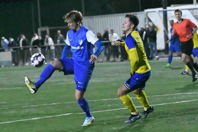 Ende Oktober 2022 gewannen Christian Wazian (am Ball) und der FC Frohlinde gegen Maik Bothe und seine Spvg Schwerin. Jetzt steigt das Rückspiel.
