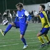 Ende Oktober 2022 gewannen Christian Wazian (am Ball) und der FC Frohlinde gegen Maik Bothe und seine Spvg Schwerin. Jetzt steigt das Rückspiel.
