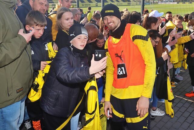 Gregor Kobel macht ein Selfie mit eine Fan.